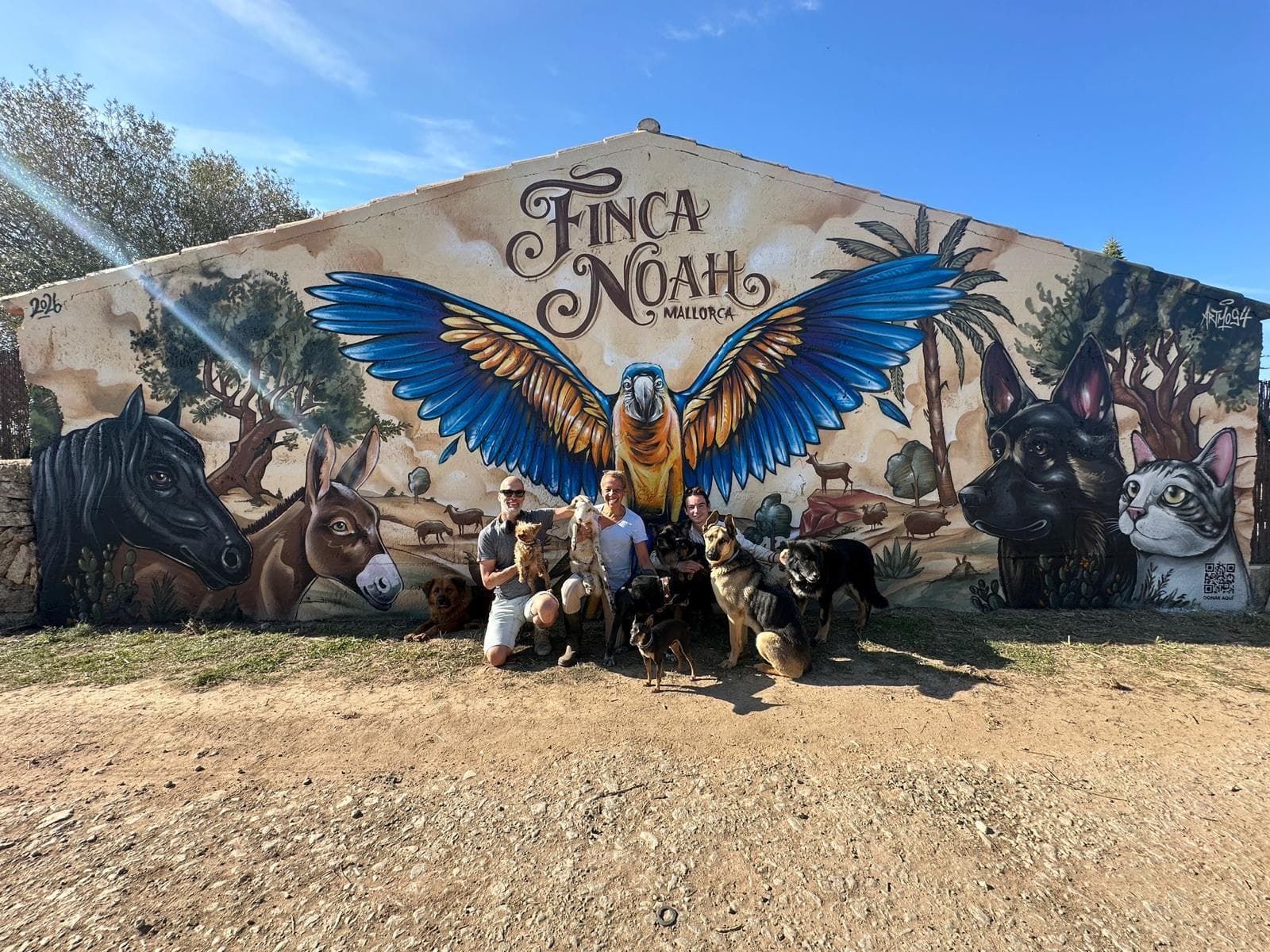 Team vor dem Finca-Noah-Wandbild